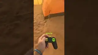 ПРАНКЕР с игрушечной змеёй на пляже