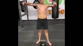 Александр Усик с гирей 40 кг #гордеевскаягиря 🖤Instagram @gordey.diachenko