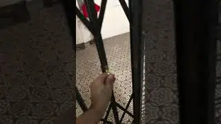 Elevador com porta pantogr&aacute;fica