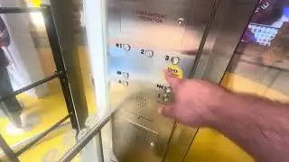 Гидравлический лифт Schindler с эффектным стеклянным покрытием в магазине M&M&rsquo;s World, торговый ц...