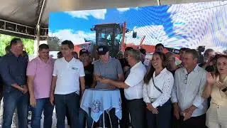 Governador Renato Casagrande em Mucurici assinando autorizações de obras.