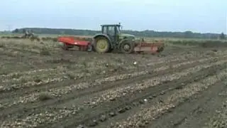 Uien rooien met 2x John Deere 6320