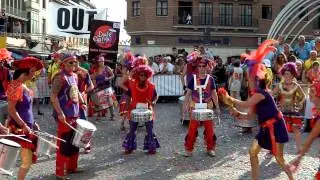 Dale Caña (Samba Percussie Band uit Oss) tijdens zomercarnaval in Kortrijk 19 aug 2012