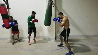 أبطال آسيا الملاكم رضا ابو عرب مع الملاكم عمار جبار ومدرب المنتخب الوطني عبد الزهره جواد