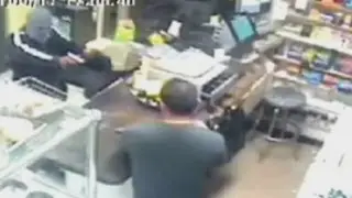 Brave store clerk uses machete to fight off armed robber in New York