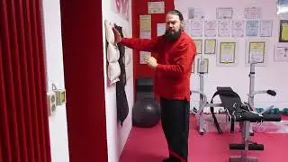 Wing Chun Online-Privattraining mit Megan. Tag 2. Sifu Kai ist ratlos. Die T&uuml;cken der Technik. :D