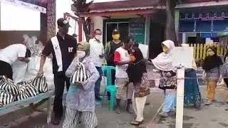Pembagian sembako di SPBU 44.57203 Tunjungan Sragen