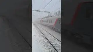 ЭП20-060 с пасс. поездом следует мимо о.п. Цемгигант