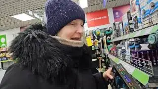 И снова Шопинг с сестрой в нашей деревне. Нам всё надо, срочно покупаем!