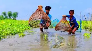 Amazing polo fishing video - Two smart fish hunter catching fish by polo - Traditional polo fishing