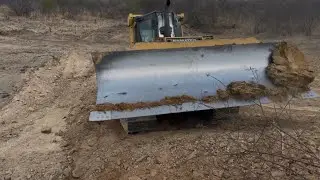 Trator de esteiras Komatsu D61EX reformando Barreiro