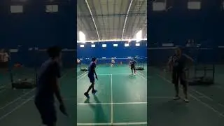 Rebutan Cock Untuk Serve #badminton #badmintonlovers #shorts #reels #viral #viralvideo #bwf #fyp