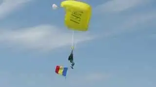 Parasutist de la Mitingul Aerian Vadeni mai 2014