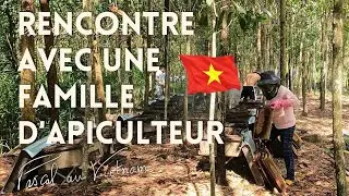 Visite d'une famille d'apiculteurs pendant la recolte du miel au Vietnam.