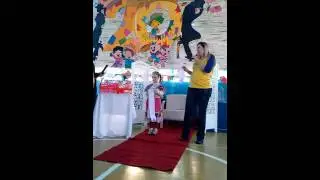 Julia Favaro coroando a rainha 2016