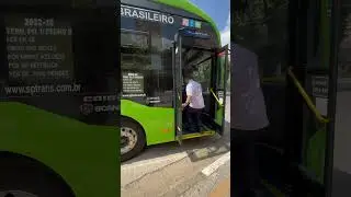 Embarcando em um &ocirc;nibus el&eacute;trico no Terminal Bandeira