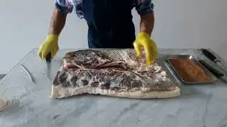 Cucitura della pancetta arrotolata di suino nero dei Nebrodi