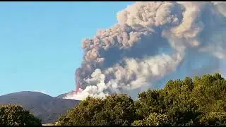 Catania, Etna, fontana di lava e nube eruttiva da cratere Sud-Est