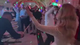 Show cu percutie la tortul de shouturi 🥂- 0746685817 ☎️nunta Cătălin și Roberta 