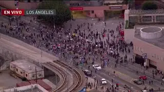Alerta táctica por grupo de manifestantes en el centro de Los Ángeles