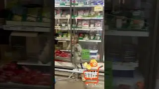 Что скрывают прилавки аргентин магазинов? Дети- тоже часть экспозиции?) Qu&eacute; esconden los mostradores