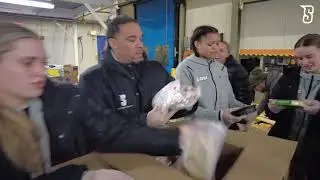 Siena Basketball Teams Volunteer at Regional Food Bank