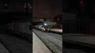 Электропоезд ЭП2Д прибывает на станцию 