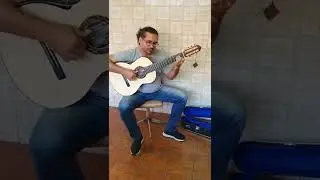 Penezzi recebendo seu Violão Piraja feito com Kingwood