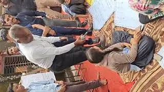 मेगा PTM में CBEO साहब छोटे बच्चों से प्रश्न पूछते हुए 📚📚📚📚