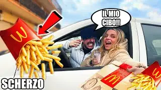 BUTTA IL MIO CIBO DAL FINESTRINO DELLA MACCHINA! *INFURIATO*