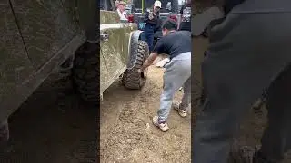 Man Instantly Fixes Broken Tire