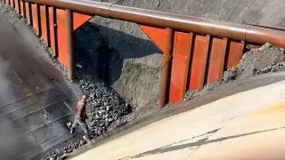 Barge is unloading 2900 tons of ore - Relaxing video, smooth flow - Work vlog on the barge
