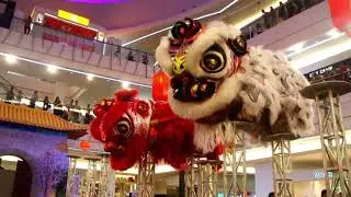 Hoksan&rsquo;s lions and buddha on high poles with the red lion and the white lion