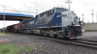 Trem X77 com AC44i #9914 RUMO e C30-7 #9304 ALL, partindo de ZSK