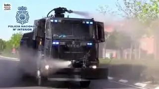 La Polic&iacute;a Nacional adapta su cami&oacute;n lanza agua a la lucha contra el Covid-19