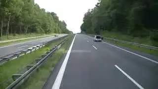 Pkw panne mittren auf der ersten fahrspur