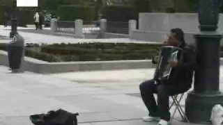 M&uacute;sicos de la calle se disputan como escenario la plaza de Oriente.
