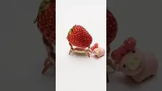 Piggy strawberry Kha Raha hai #piggikingdom #piggiesfun #piggi #animals #cute #funny