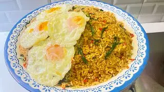 ข้าวคลุกกะเพราไข่ดาวอีกหนึ่งเมนูที่ขายดีที่สุด