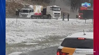 Forte chuva de granizo atingiu cidades e estradas do Sul de Minas e provocou estragos