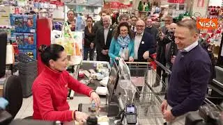 Lollobrigida fa la spesa al supermercato per la Colletta Alimentare
