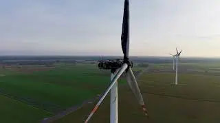 Pożar turbiny wiatrowej w gminie Wolin. Widok z drona po pożarze