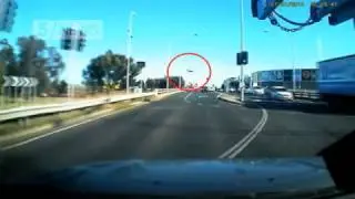 The moment plane crashes in Melbourne - dashcam footage