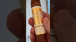 A gorgeous Peruvian blend 😍 #cigar #cigars #luxury