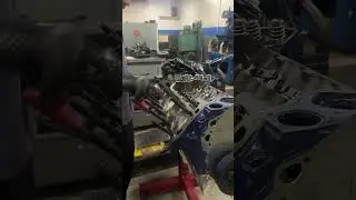 Сборка двигателя, ASMR-видео с глазами #351cleveland #v8 #механическаямастерская #перестройка #пр...