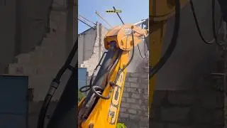 JCB 3DX PLUS BREAKER DEMOLISH ￼OLD BUILDING