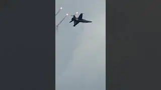 🤯Whow, what cool f18 action😍 #avaition #avgeek #airshow #f18 #flares