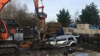 Scrap Car Dismantler Powerhand VRS on tracked excavator