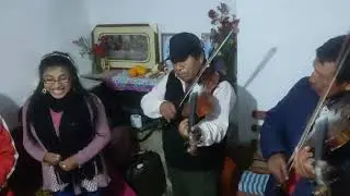 Beltrán Santi Palomino con los amigos de Lacaya