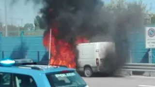 Casello dell'autostrada Rimini Nord, prende fuoco furgone Fiat Ducato